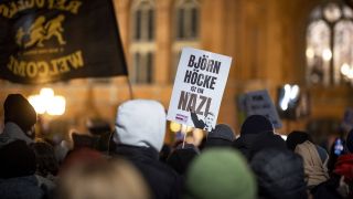 Aufnahmen im Rahmen der Demonstration Auf die Strasse Gegen Nazistische Deportationsplaene der AfD vor dem Roten Rathaus in Berlin, 17.01.2024. Ein Schild mit der Aufschrift Bjoern Hoecke ist ein Nazi. (Quelle: imago images/Hofmann)