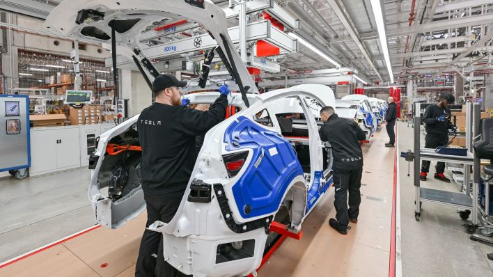 Mitarbeiter der Tesla Gigafactory Berlin Brandenburg arbeiten an einer Fertigungslinie eines Elektrofahrzeuges vom Typ Model Y. (Quelle:dpa)