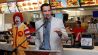 Henry Maske hält eine Rede in seinem McDonalds-Restaurant (Quelle: IMAGO / Eduard Bopp)