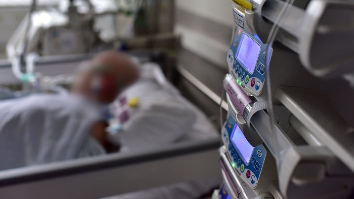 Archivbild: Corona-Patient auf einer Intensivstation. (Quelle: imago-images/Jörg Schimmel)