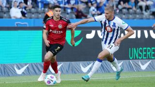 Marton Dardai (Hertha BSC, rechts) im Zweikampf mit Wehens Robin Heußer. (Bild: IMAGO / Contrast)