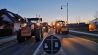 An dem Protest teilnehmende Traktoren fahren von einem Kreisverkehr in Beeskow am 08.01.2024.(Quelle:rbb/T.Schönberg)