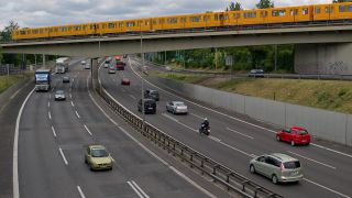 Archivbild: Eine U-Bahn fährt über eine Brücke, die über die Autobahn A111 in Berlin Tegel führt. (Quelle: dpa/Brakemeier)