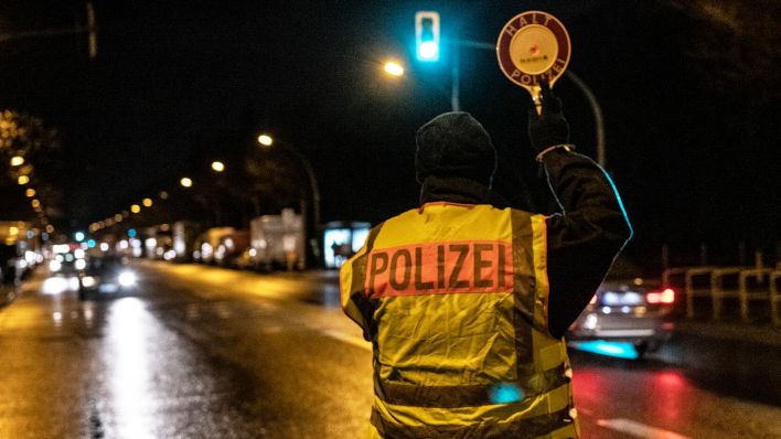 Archivbild: Ein Polizist winkt in Berlin ein Fahrzeug aus dem Verkehr. (Quelle: dpa/Zinken)