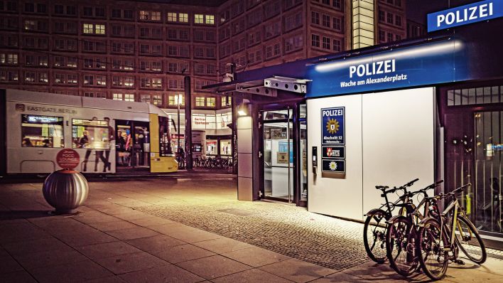 Archivbild: Berlin Mitte, Alexanderplatz, Straßenszene mit Polizei Wache. (Quelle: imago images/Ritter)