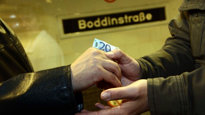 Archivbild: Dealer übergibt einem Süchtigen Drogen gegen Geld am U-Bahnhof Boddinstraße in Berlin. (Quelle: imago images/Gudath)