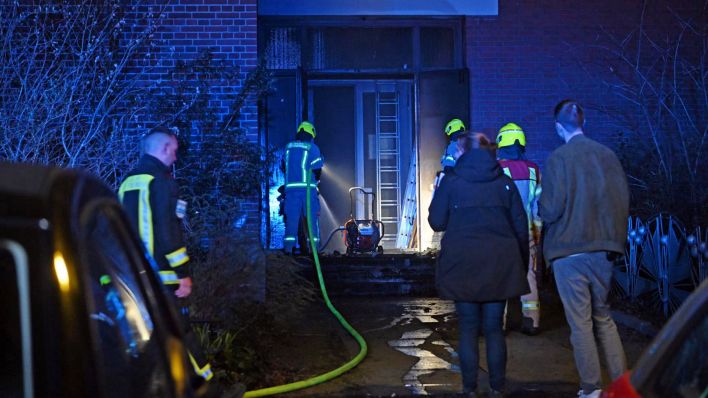 Einsatzkräfte der Feuerwehr löschen den gelegten Brand an der Sankt Matthias Kirche in der Nacht zum 01.03.2024.(Quelle:Morris Pudwell)