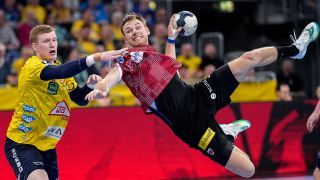 Füchse-Star Mathias Gidsel im Zweikampf mit dem Mannheimer Ymir Örn Gislason (imago images/foto2press)