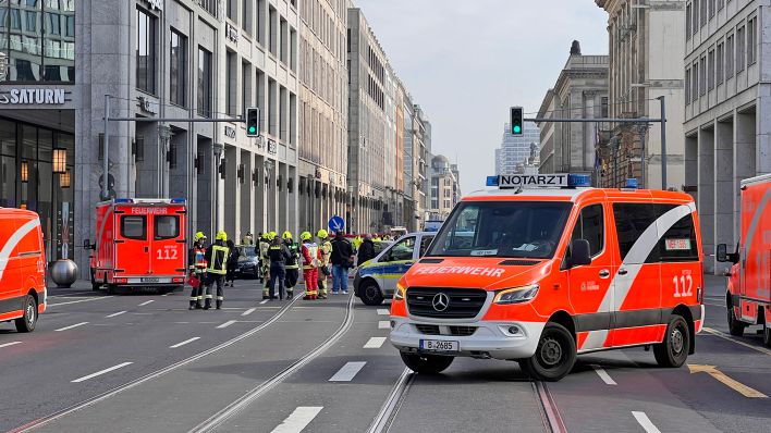 Berlin-Mitte : Renversé par une voiture en traversant la rue : Après la mère, l’enfant décède également à l’hôpital