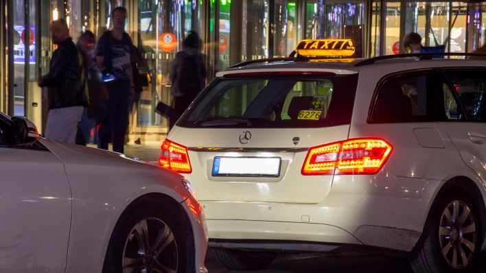 Symbolbild: Taxi am Berliner Hauptbahnhof bei Nacht. (Quelle: dpa/Udo Herrmann)
