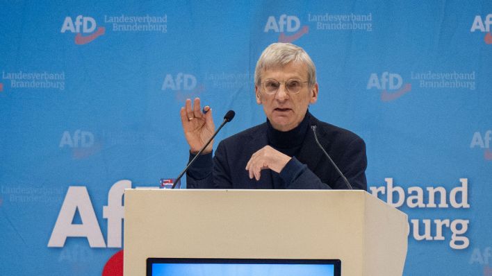 Hans-Christoph Berndt, der neue zweite stellvertretende Landesvorsitzende der AfD Brandenburg, spricht auf dem Landesparteitag der AfD Brandenburg. (Quelle: dpa/Monika Skolimowska)
