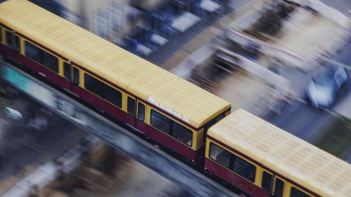 Symbolbild:Die Ringbahn faehrt ein in den S-Bahnhof Schoeneberg.(Quelle:imago images/F.Gaertner)