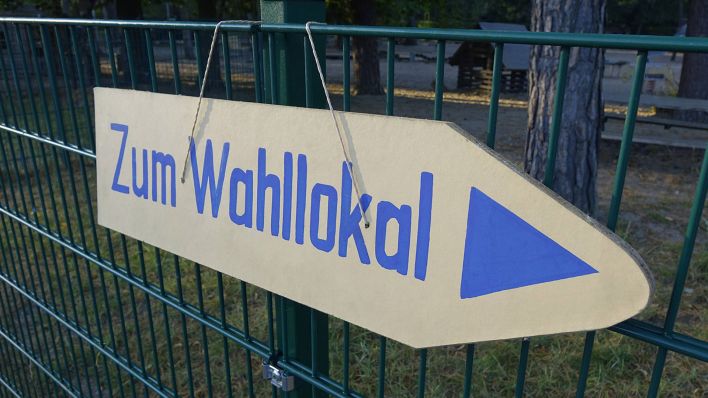 Symbolbild: Borkwalde, Brandenburg - Ein Wegweiser zeigt den Weg zum Wahllokal. (Quelle: imago images/Steinach)