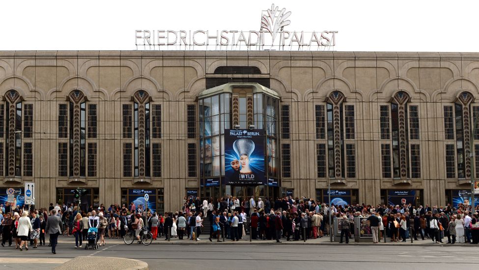 Rund 400 Mädchen und Jungen kommen am 25.04.2015 in den Friedrichstadtpalast in Berlin zum Auftakt der Jugendfeiern. (Quelle: dpa/Britta Pedersen)