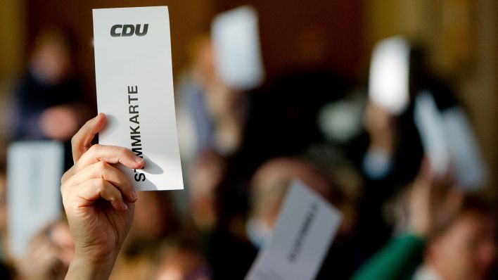 Symbolbild: Stimmkarten werden während des CDU-Parteitags zur Verabschiedung des Wahlprogramms hochgehalten. (Quelle: dpa/Bockwoldt)