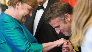 Angela Merkel (CDU), Bundeskanzlerin a.D., wird am 26.05.2024 beim Defilee vor dem Staatsbankett von Emmanuel Macron, Präsident von Frankreich, im Schloss Bellevue begrüßt. (Quelle: dpa-Bildfunk/Bernd von Jutrczenka)