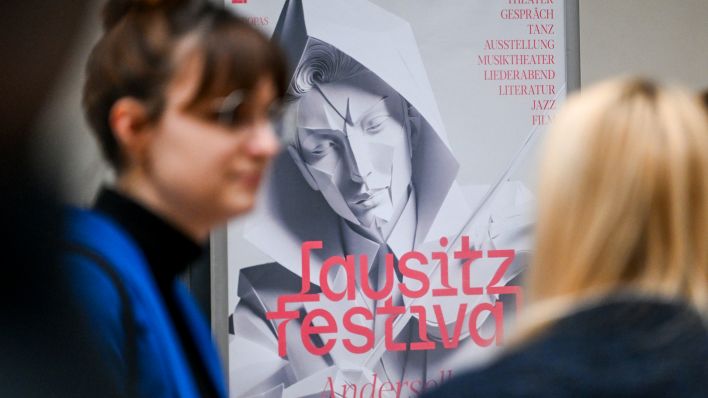 Ein Plakat des Lausitz-Festivals 2024. (Quelle: dpa/Jens Kalaene)