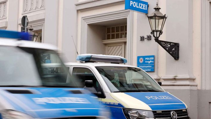 Symbolbild: Polizeifahrzeuge vor einer Polizeiwache in Potsdam. (Quelle: dpa/Geisler)