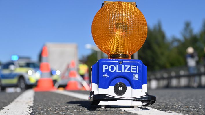 Symbolbild:Aufsteller der Verkehrspolizei auf einer Straße.(Quelle:picture alliance/S.Simon)