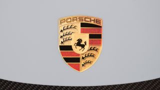 Symbolbild: Ein Logo des Autoherstellers Porsche ist auf einer Motorhaube zu sehen. (Quelle: dpa/Stein)