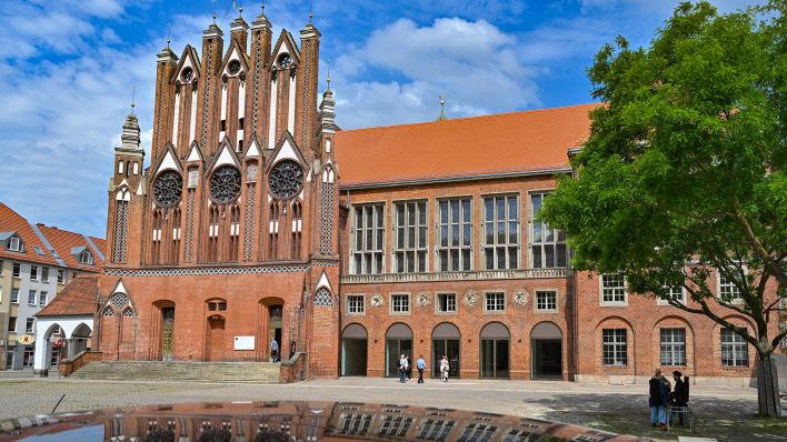 Das Rathaus der Stadt Frankfurt (Oder). Das Gebäude wird am selben Tag nach einer kompletten Sanierung feierlich wiedereröffnet. (Quelle: dpa/Pleul)