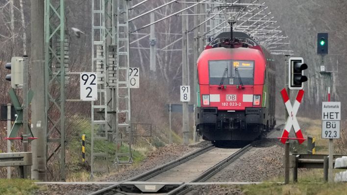 Archivbild: Der Regionalexpress RE2 mit Fahrtziel Nauen fährt am 19.12.2023 aus Richtung Cottbus kommend aus den Bahnhof Raddusch aus. (Quelle: Picture Alliance/Soeren Stache)