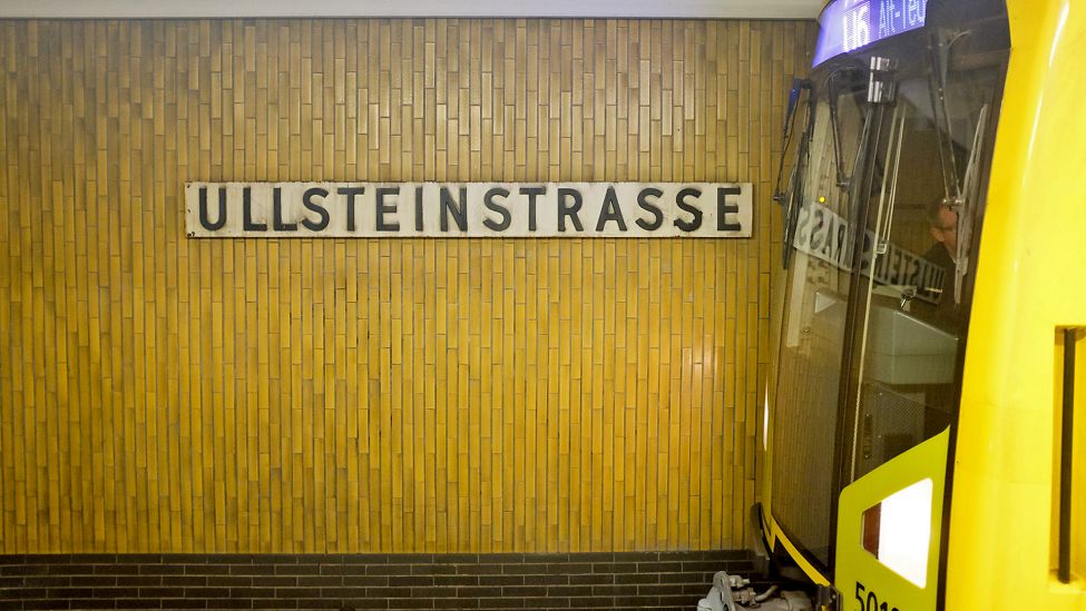 Eine U-Bahn fährt im U-Bahnhof Ullsteinstraße in Tempelhof ein. (Quelle: dpa/M. C. Hurek)