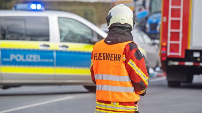 Symbolbild:Einsatzkräfte der Feuerwehr und Polizei an einem Unfallort.(Quelle:picture alliance/dpa/S.Sauer)