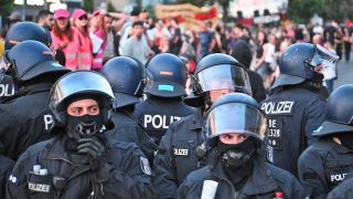 01.05.2024, Berlin: Behelmte Einsatzkräfte der Polizei stehen am Rande der "Revolutionären 1. Mai-Demonstration".(Quelle: dpa/Sebastian Gollnow)