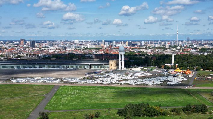 Symbolbild: Die sogenannten Tempohomes, Wohncontainer für Geflüchtete, stehen vor dem früheren Hangar auf dem Tempelhofer Feld. (Quelle: dpa/Bernd von Jutrczenka)