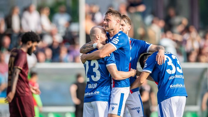 Energie Cottbus bejubelt einen Treffer im Spiel gegen den BFC Dynamo (imago images/Beautiful Sports)