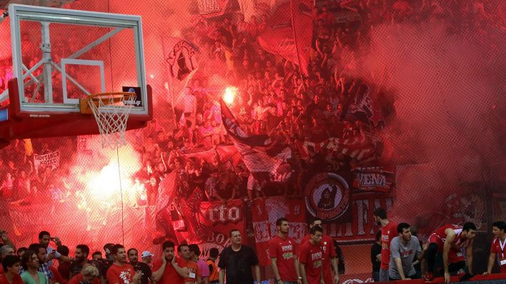 Fans von Olympiakos Piräus entzünden bengalische Lichter im Finale der griechischen Basketball-Liga gegen Panathinaikos Athen (imago images/ANE Edition)