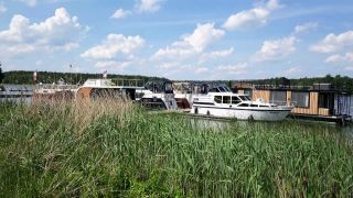 Boote liegen an einem Steg auf dem Röblinsee in Fürstenberg/Havel (Quelle: rbb)