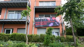 Ein Protestplakat gegen die Stegerweiterung hängt an einem Wohnhaus in Fürstenberg/Havel (Quelle: rbb)
