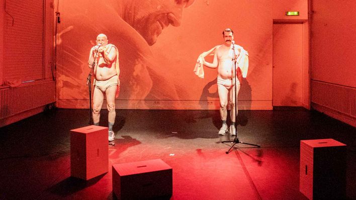 In der Performance "Post Daddies" erzählen die in Tel Aviv geborenen Künstler:innen Ariel Nil Levy und Noam Meiri von ihrem bewegten Leben. (Quelle: Verena Eidel)