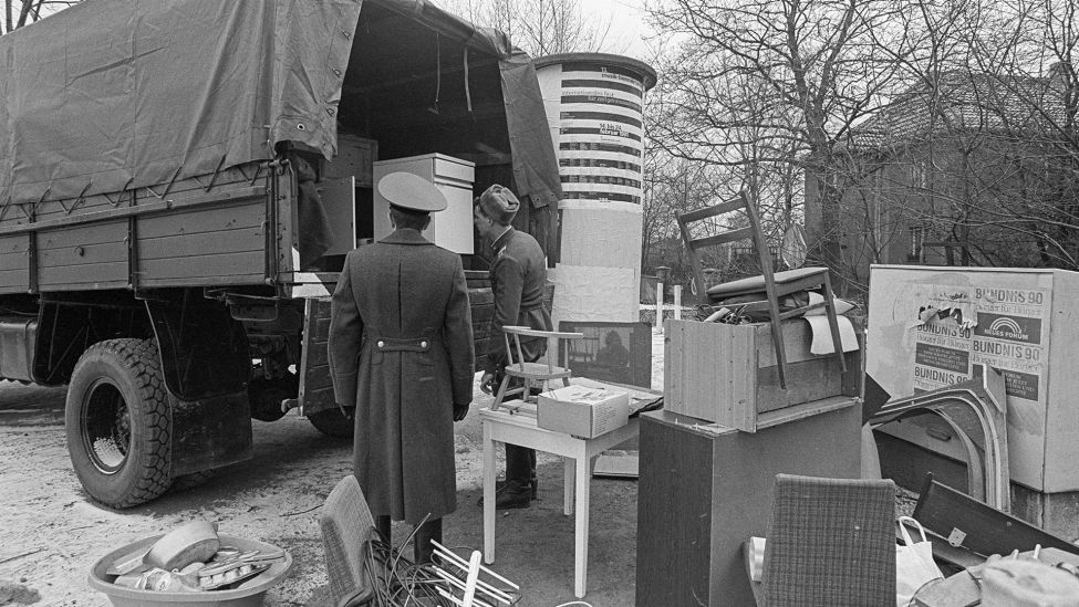 Unter Aufsicht eines russischen Offizier werden 1991 Möbel auf einen LKW geladen. (Quelle: dpa/SZ Photo/Ann-Christine Jansson)