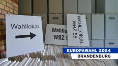 Symbolbild: Wahlurnen und -schilder stehen in einem Lager der Stadtverwaltung der kreisfreien Stadt Frankfurt (Oder). (Quelle: dpa/Patrick Pleul)