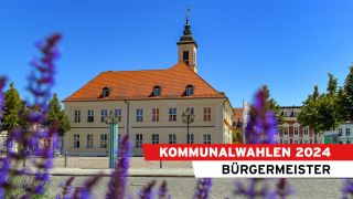 Symbolbild: Der Marktplatz mit dem Rathaus der uckermärkischen Stadt Angermünde. (Quelle: dpa/Patrick Pleul)