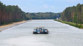 Ein Güterschiff fährt am 21.09.2021 auf dem Oder-Havel-Kanal in Richtung Marienwerder. (Quelle: dpa-Zentralbild/Soeren Stache)