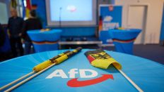 Deutschlandfahnen liegen auf einer Wahlparty in der AfD-Parteizentrale vor der ersten Hochrechnung zur Europawahl bereit. (Quelle: dpa/Jörg Carstensen)
