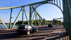 Symbolbild: Autos fahren über die Glienicker Brücke. (Quelle: dpa/Jochen Eckel)