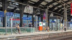 Symbolbild:Menschen warten am S-Bahnhof Friedrichstrasse auf die Bahn.(Quelle:picture alliance/D.Kalker)