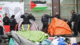 Archivbild:07.05.2024 Polizeibeamte räumen nach der Räumung einer pro-palästinensischen Demonstration der Gruppe «Student Coalition Berlin» auf dem Theaterhof der Freien Universität Berlin das Camp ab.(Quelle:picture alliance/dpa/S.Gollnow)