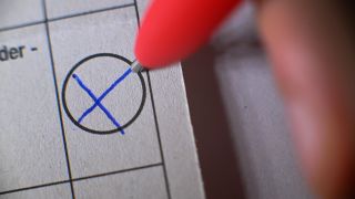 Symbolbild: Ein Mann wählt auf einem Stimmzettel für die Wahl zum Europäischen Parlament per Briefwahl. (Quelle: dpa/Sebastian Gollnow)
