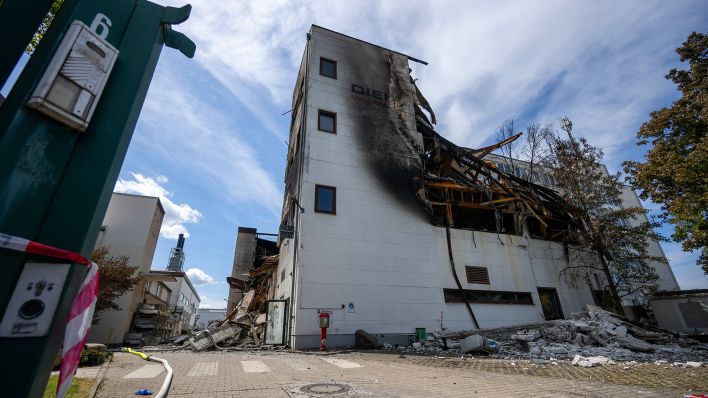 Blick auf ein bei einem Brand zum Teil zerstörtes Gebäude auf dem Gelände einer Firma für Metalltechnik in Berlin-Lichterfelde. (Quelle: dpa/Monika Skolimowska)