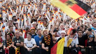 Besucher verfolgen auf der Berliner Fanmeile zur Fußball-Weltmeisterschaft das Spiel. (Quelle: dpa/Bernd von Jutrczenka)