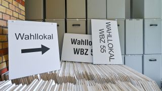 Wahlurnen und -schilder stehen am 31.05.2024 in einem Lager der Stadtverwaltung der kreisfreien Stadt Frankfurt (Oder). (Quelle: Picture Alliance/Patrick Pleul)
