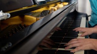Ein junger Mann spielt an der Musikschule mit einem Fachlehrer Jazz-Klavier. (Quelle: dpa/Thomas Frey)