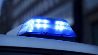 Symbolbild: Ein Polizeifahrzeug fährt mit Blaulicht zu einem Einsatz. (Quelle: dpa/Maximilian Koch)