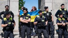 Pro-ukrainische Aktivisten protestieren mit ukrainischer Flagge unter Polizeischutz gegen den russischen Angriffskrieg in der Ukraine (Quelle: dpa/Olaf Schülke)